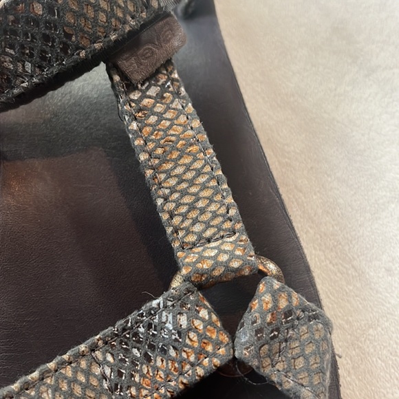 Teva sandals neutral metallic snakeskin pattern - Picture 8 of 9